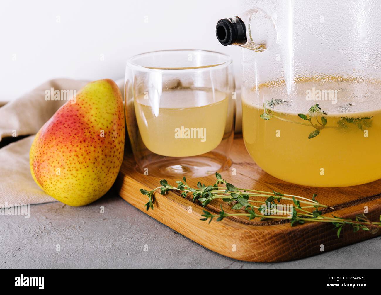 Bouilloire en verre de tisane fraîche de poire Banque D'Images