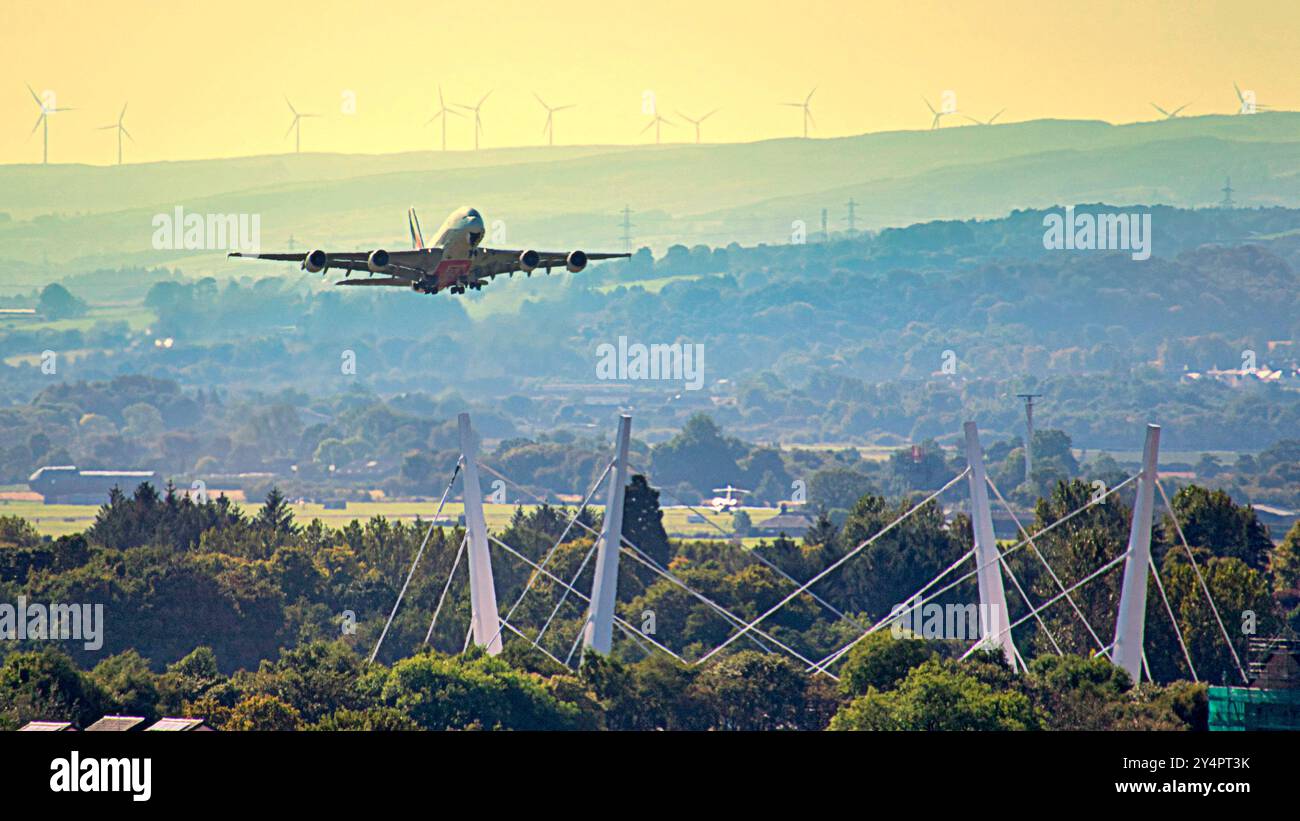 Glasgow, Écosse, Royaume-Uni.19 septembre 2024. Météo Royaume-Uni : ensoleillé et chaud comme l'été revient. La plus grande compagnie aérienne de passagers au monde, un airbus 380, décolle de l'aéroport de glasgow sur le nouveau pont renfrew à destination de dubaï. Crédit Gerard Ferry/Alamy Live News Banque D'Images
