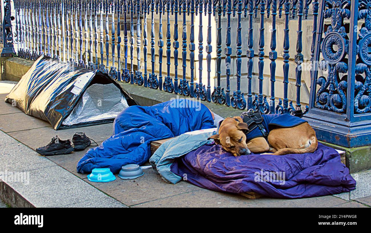 Glasgow, Écosse, Royaume-Uni.19 septembre 2024. Météo Royaume-Uni : ensoleillé et chaud comme l'été revient. Un camp de sans-abri s'ouvre sur la place royale d'échange une Mecque pour les touristes qui visitent la galerie d'art moderne et l'homme à tête conique. Crédit Gerard Ferry/Alamy Live News Banque D'Images