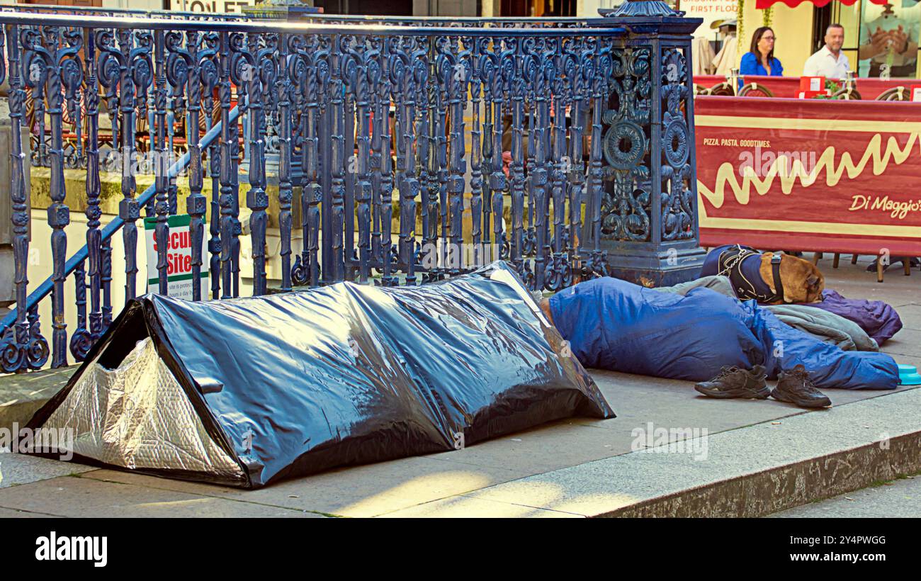 Glasgow, Écosse, Royaume-Uni.19 septembre 2024. Météo Royaume-Uni : ensoleillé et chaud comme l'été revient. Un camp de sans-abri s'ouvre sur la place royale d'échange une Mecque pour les touristes qui visitent la galerie d'art moderne et l'homme à tête conique. Crédit Gerard Ferry/Alamy Live News Banque D'Images