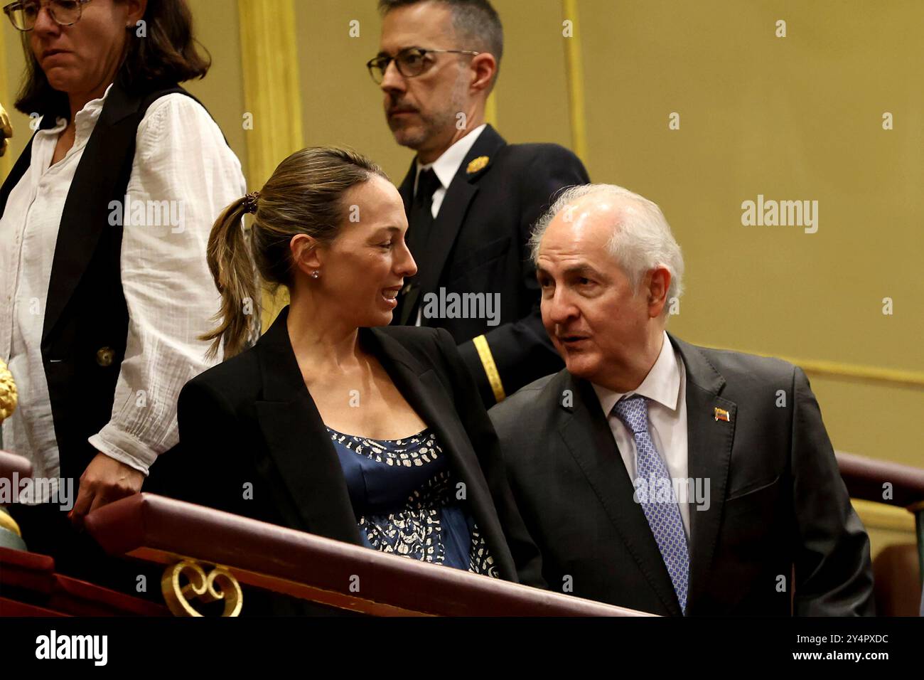 Madrid Royaume d'Espagne ; 09/10/2024.- fille d'Edmundo González Urrutia, Carolina González an Antonio Ledezma. Le Congrès espagnol reconnaîtra Edmundo González comme président élu du Venezuela après que le Parti nationaliste basque aura décidé de le soutenir. Le Parti nationaliste basque (PNV) soutiendra ce mercredi 11 septembre, avec ses cinq voix au Congrès des députés d’Espagne, la proposition non législative du Parti populaire (PP) qui exhorte le Gouvernement à reconnaître Edmundo González Urrutia comme vainqueur des élections de juillet 28 et, par conséquent, président élu du Venezuela. Le vote Banque D'Images