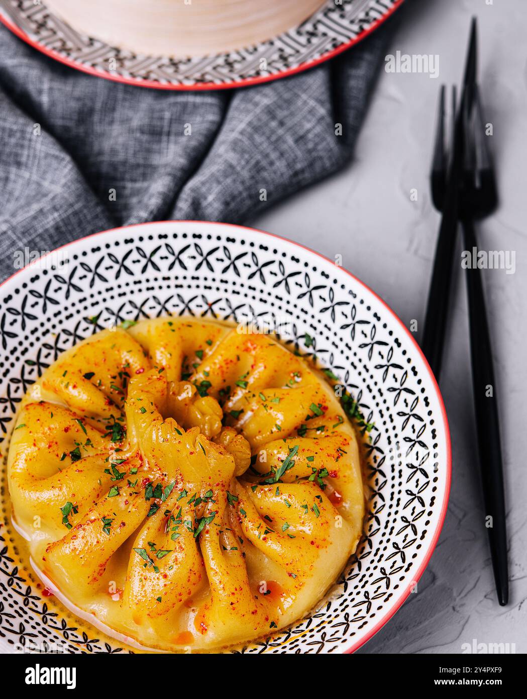 Boulettes Khinkali sur une assiette dans un restaurant Banque D'Images