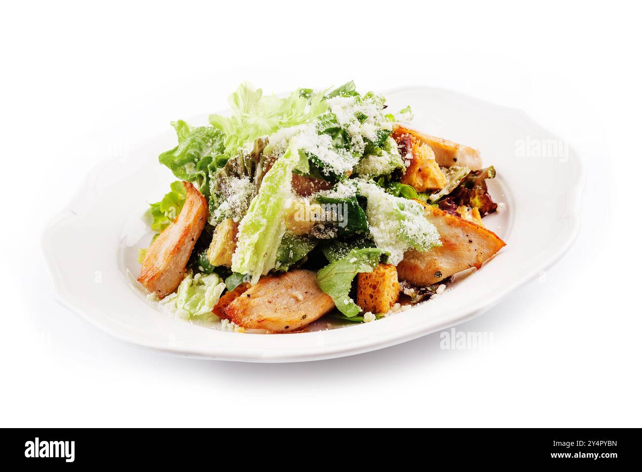 Salade César classique traditionnelle dans une assiette blanche Banque D'Images