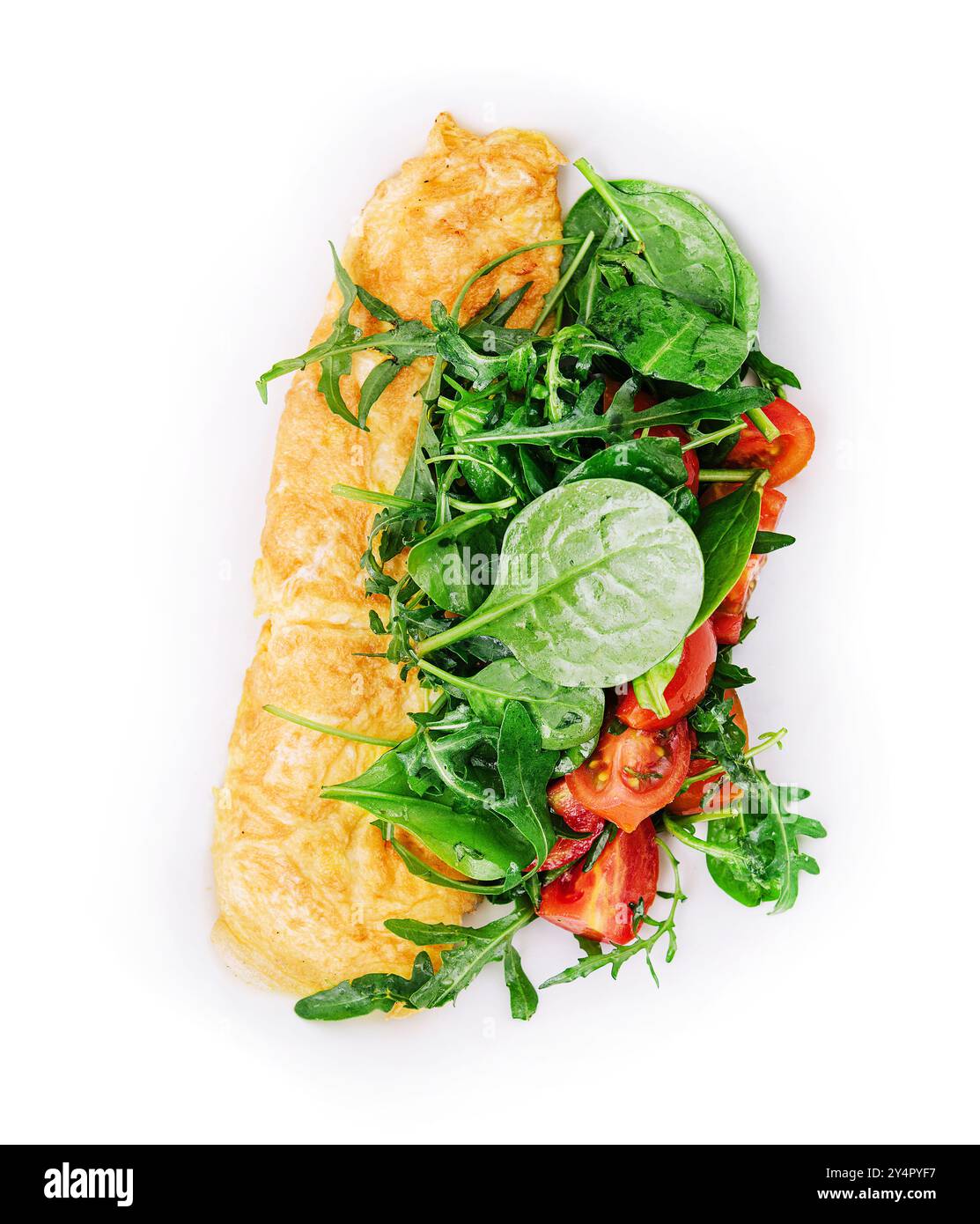 Omelette avec roquette, tomates et basilic dans une assiette Banque D'Images