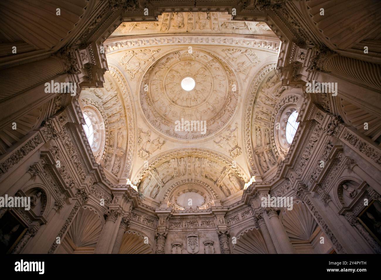 Séville, Espagne, 24 décembre 2007, Découvrez le magnifique plafond voûté du XVIe siècle de la sacristie majeure des cathédrales de Séville, un chef-d'œuvre d'art. Banque D'Images