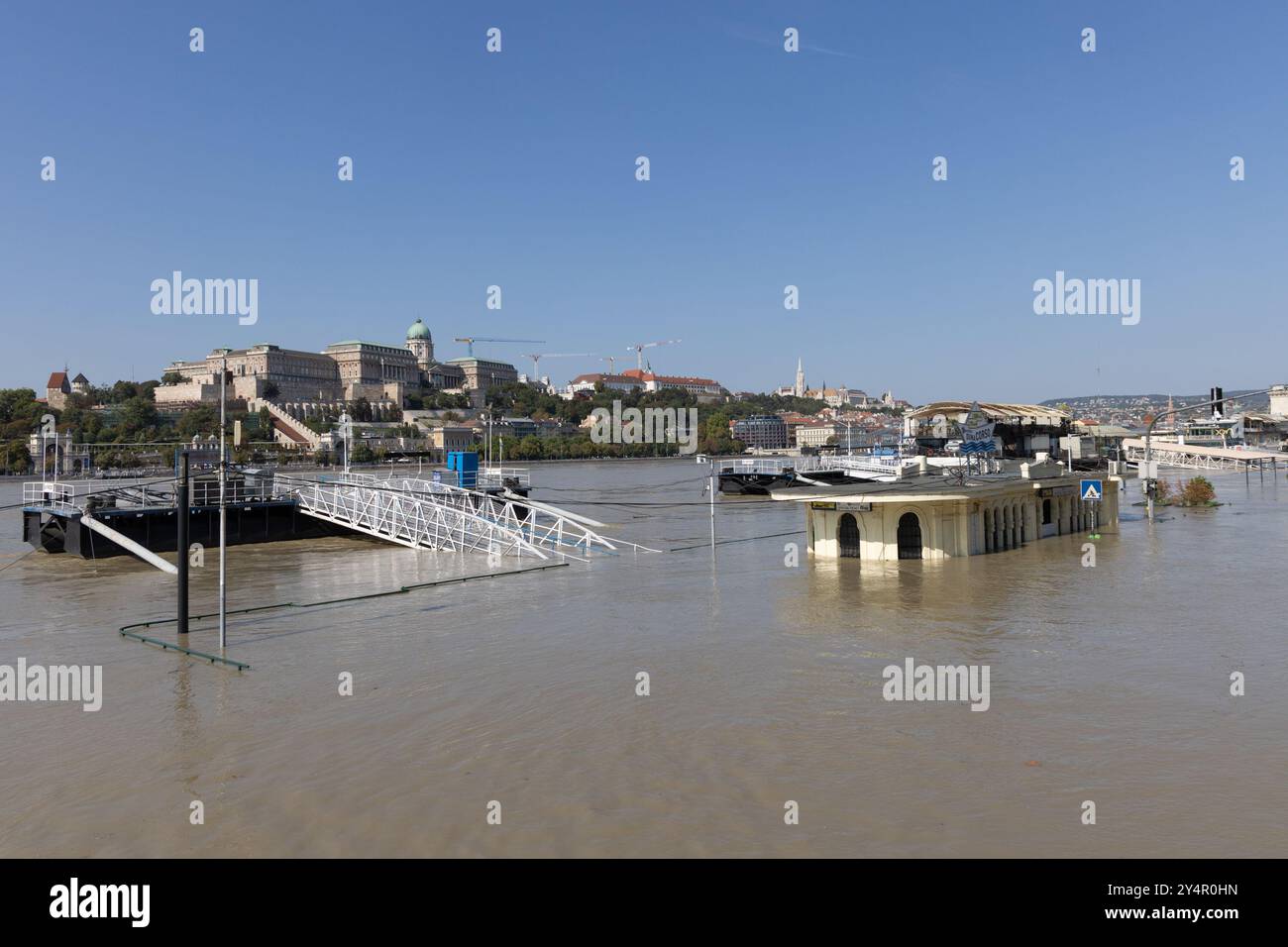 Budapest, Hongrie. 19 septembre 2024. Un quai est inondé à Budapest, Hongrie, le 19 septembre 2024. Crédit : Attila Volgyi/Xinhua/Alamy Live News Banque D'Images