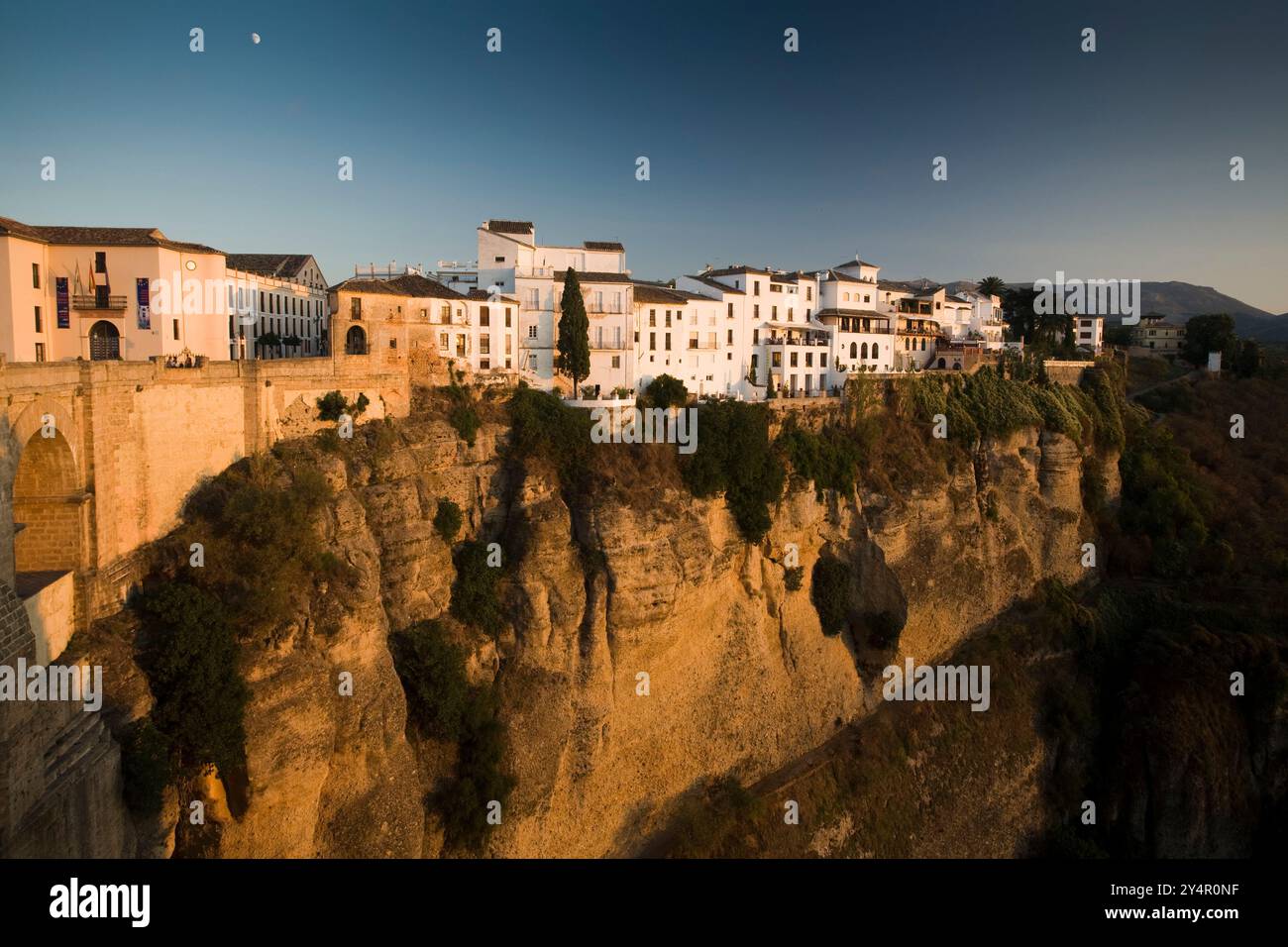 Des maisons colorées blanchies à la chaux perchées au bord de l'impressionnante gorge El Tajo à Ronda, présentant une architecture andalouse époustouflante. Banque D'Images