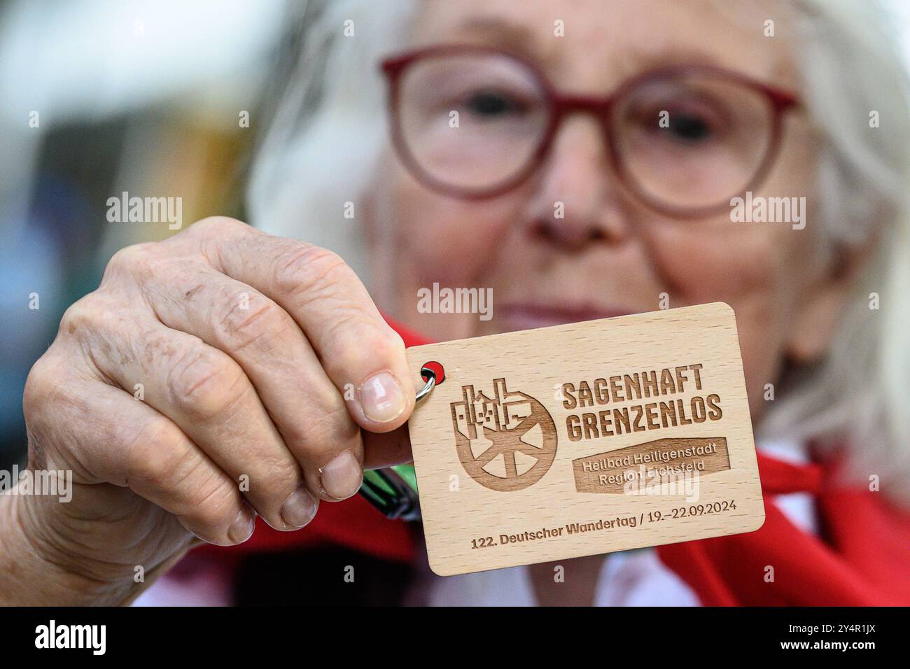 Heilbad Heiligenstadt, Allemagne. 19 septembre 2024. Ami de randonnée Karin tient un panneau en bois sur le festival Mile à la 122ème journée de randonnée allemande 2024 'Legendary. Boundless.', la devise de l'événement. La Journée allemande de la randonnée est un rassemblement annuel de passionnés de randonnée et a lieu du 19 au 22 septembre 2024. Crédit : Swen Pförtner/dpa/Alamy Live News Banque D'Images