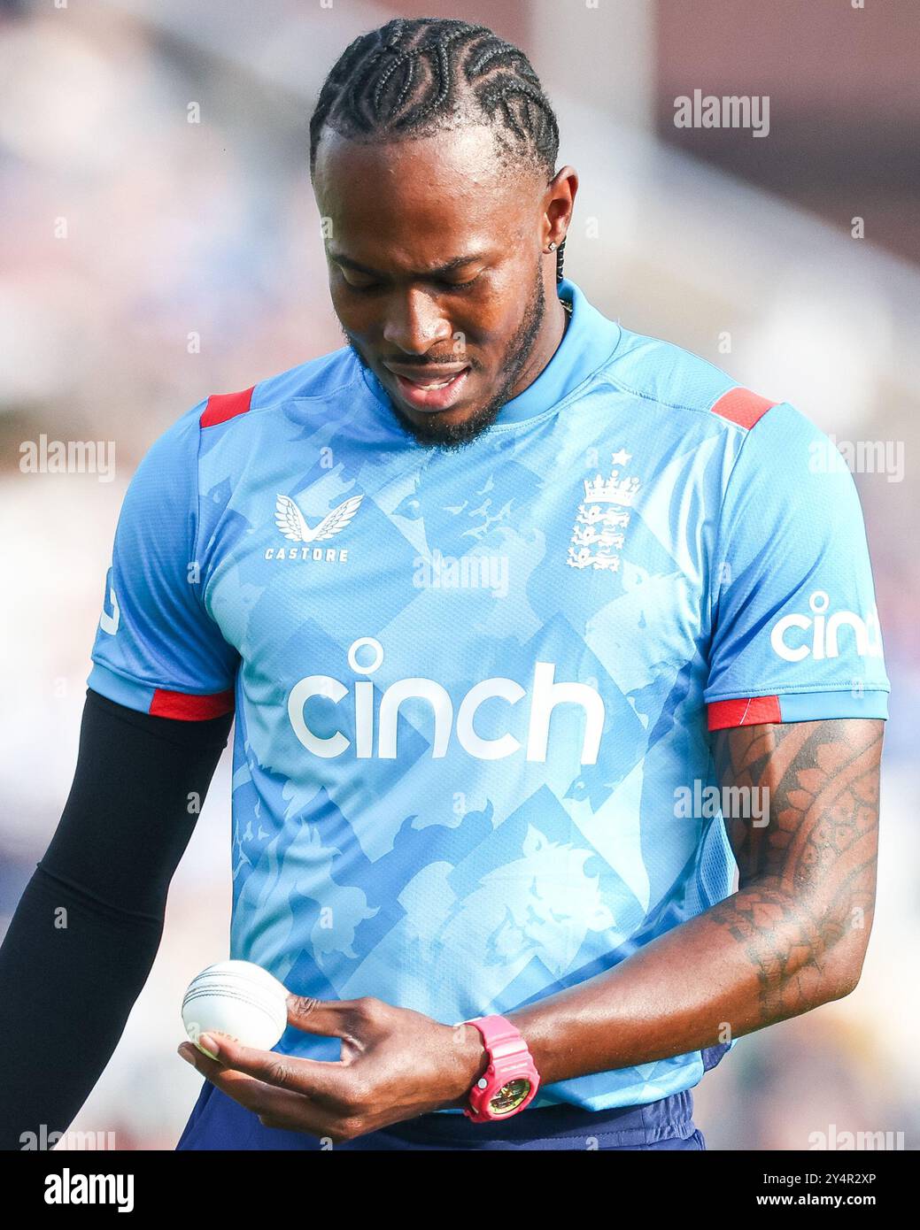 #22, Jofra Archer d'Angleterre examine le ballon lors du 1er match de la Metro Bank One Day Series entre l'Angleterre et l'Australie à Trent Bridge, Nottingham, le jeudi 19 septembre 2024. (Photo : Stuart Leggett | mi News) crédit : MI News & Sport /Alamy Live News Banque D'Images