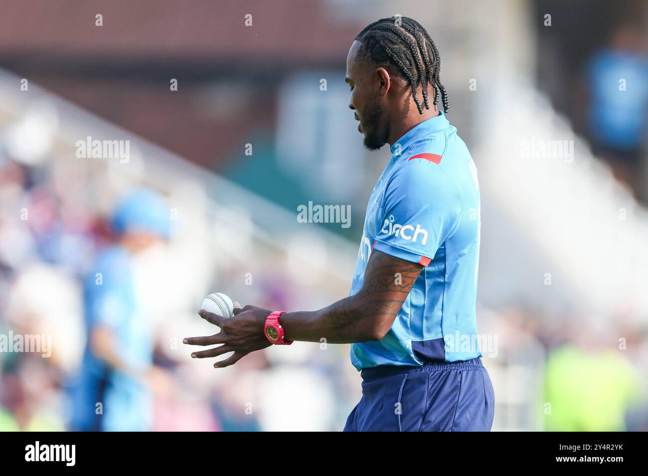 #22, Jofra Archer d'Angleterre examine le ballon lors du 1er match de la Metro Bank One Day Series entre l'Angleterre et l'Australie à Trent Bridge, Nottingham, le jeudi 19 septembre 2024. (Photo : Stuart Leggett | mi News) crédit : MI News & Sport /Alamy Live News Banque D'Images