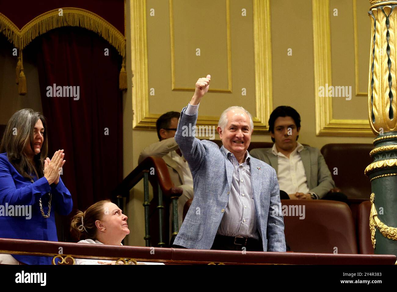 Madrid, Royaume d'Espagne ; 11/09/2024. Antonio Ledezma, ancien maire de Caracas, Venezuela, assiste au vote et célèbre le résultat. Le Congrès espagnol vote en faveur de la reconnaissance d'Edmundo González comme président élu. Le Parti populaire (PP), Vox (juste-droite), Unión de Pueblo Navarro (UPN), la Coalition canarienne et le Parti nationaliste basque (PNV) ont réussi à ajouter 177 voix en faveur. Junts (indépendants de Catalogne) n'a pas participé au vote parce que ses députés ont quitté le Congrès en raison de leurs vacances communautaires. PP a remporté sa première victoire parlementaire de l'année politique avec Banque D'Images