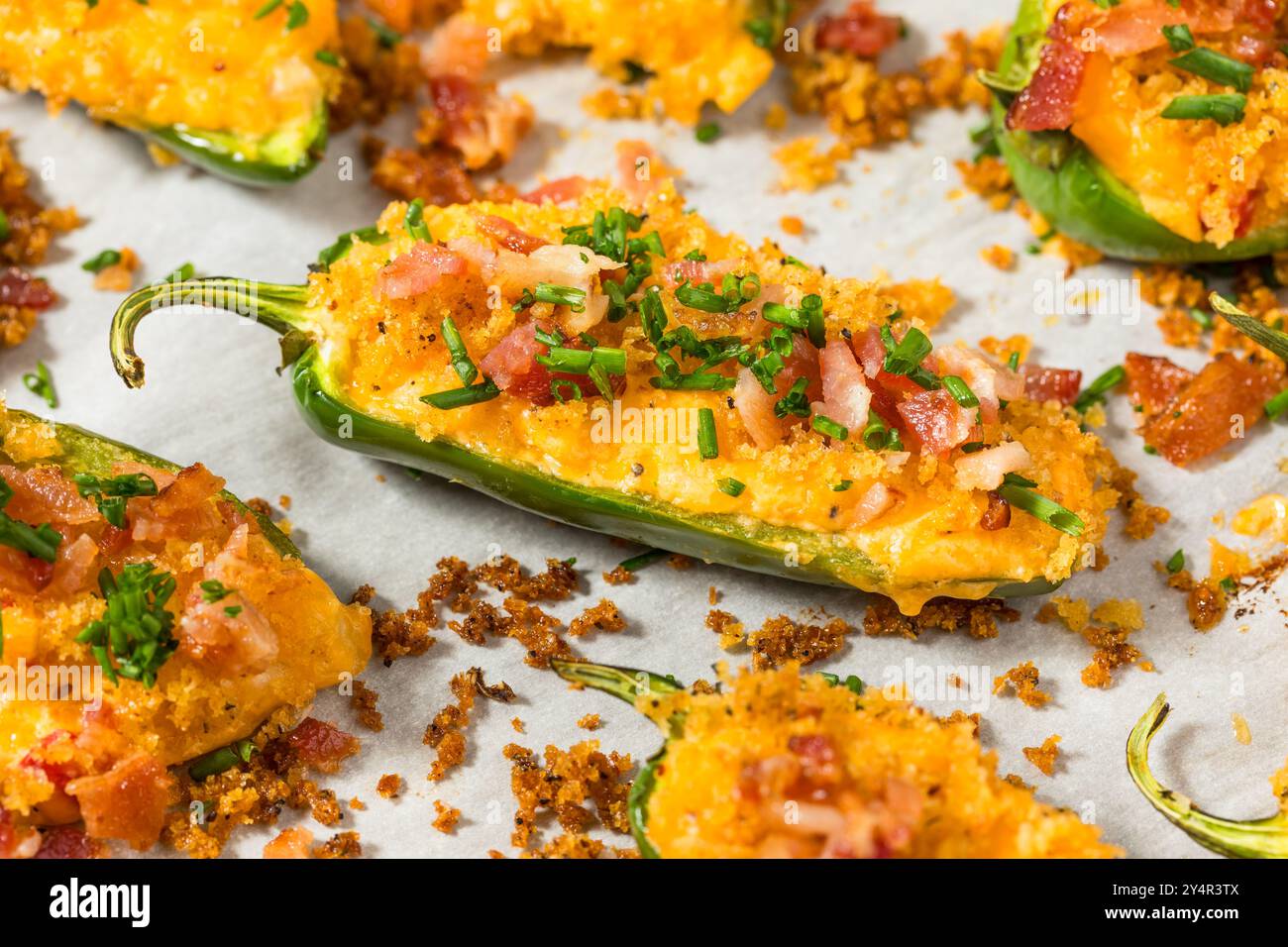 Popers jalapeno faits maison avec bacon et chapelure pour un apéritif Banque D'Images Popers jalapeno faits maison avec bacon et chapelure pour un apéritif Banque D'Images