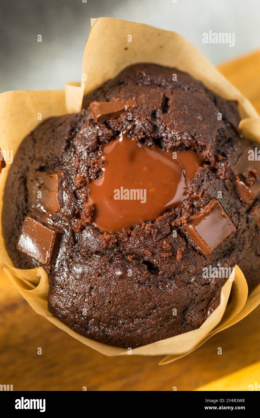 Muffins au petit-déjeuner au chocolat maison tendance prêts à manger Banque D'Images