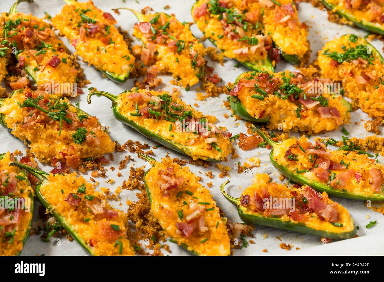 Popers jalapeno faits maison avec bacon et chapelure pour un apéritif Banque D'Images Popers jalapeno faits maison avec bacon et chapelure pour un apéritif Banque D'Images