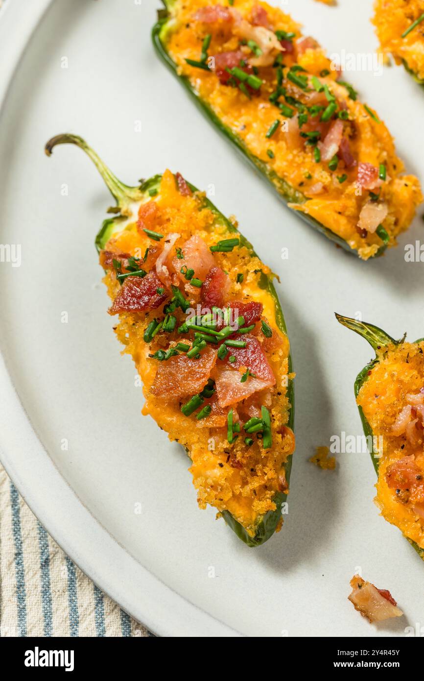 Popers jalapeno faits maison avec bacon et chapelure pour un apéritif Banque D'Images Popers jalapeno faits maison avec bacon et chapelure pour un apéritif Banque D'Images