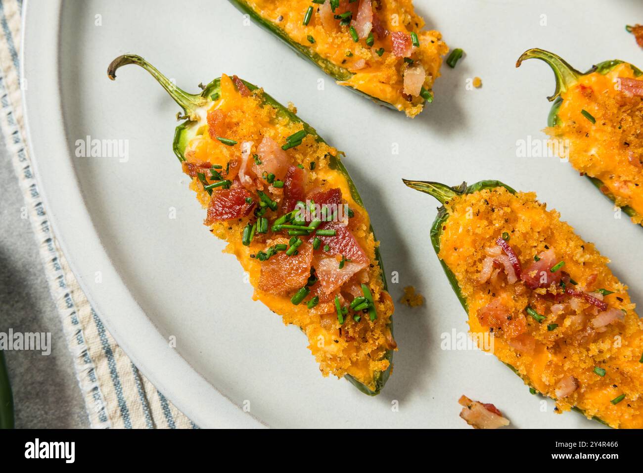 Popers jalapeno faits maison avec bacon et chapelure pour un apéritif Banque D'Images Popers jalapeno faits maison avec bacon et chapelure pour un apéritif Banque D'Images