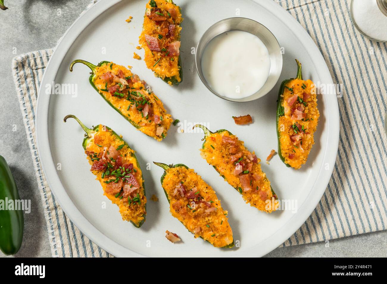 Popers jalapeno faits maison avec bacon et chapelure pour un apéritif Banque D'Images Popers jalapeno faits maison avec bacon et chapelure pour un apéritif Banque D'Images