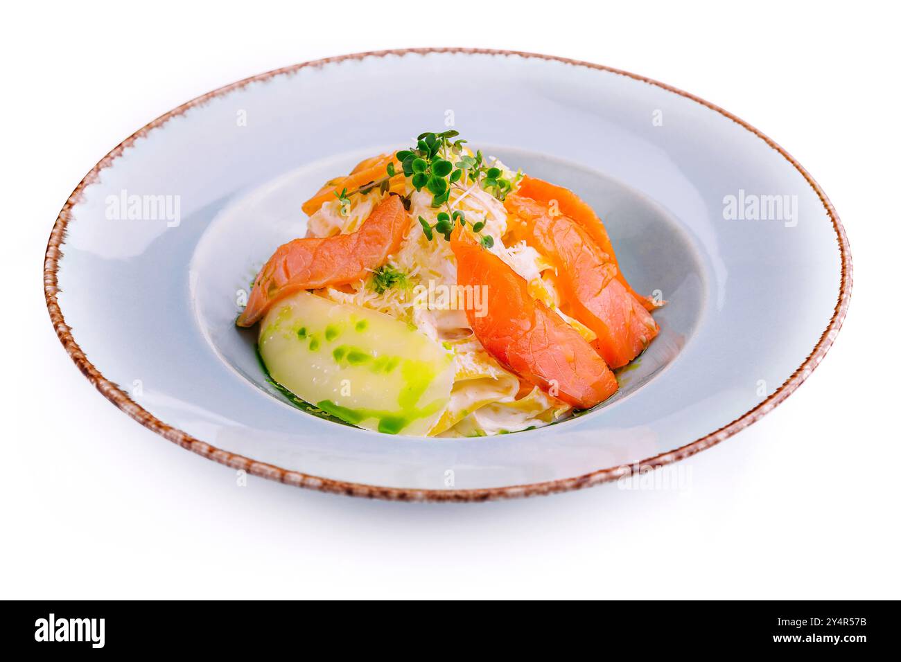 assiette de pâtes et saumon fumé Banque D'Images