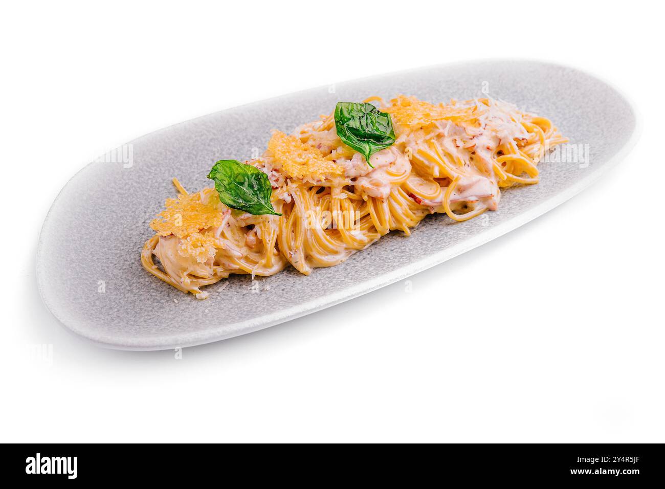 Spaghetti carbonara sur plaque blanche isolé Banque D'Images