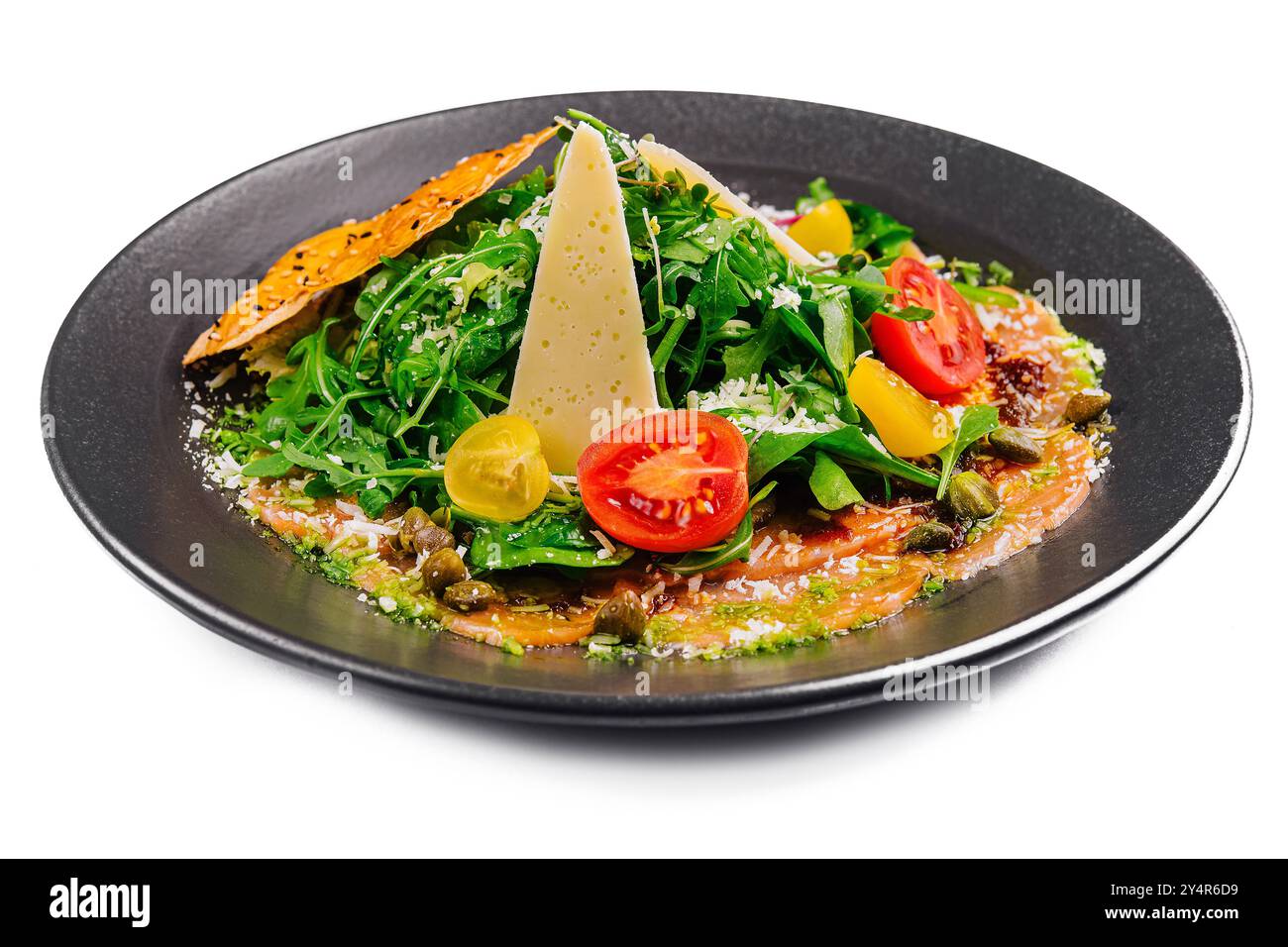 carpaccio de viande de saumon avec roquette et fromage Banque D'Images