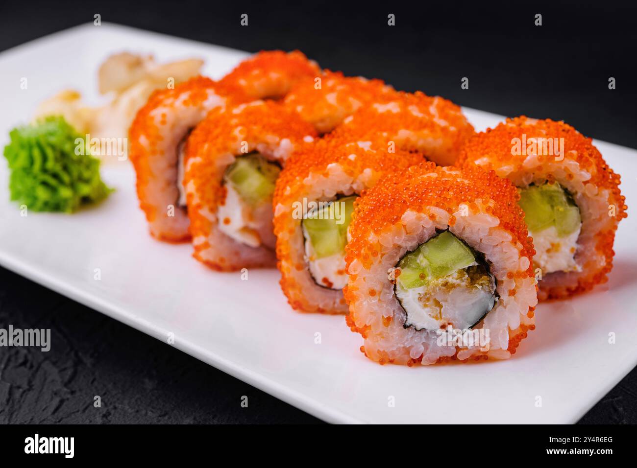 Plan macro de rouleaux de sushi maki californiens avec riz Banque D'Images