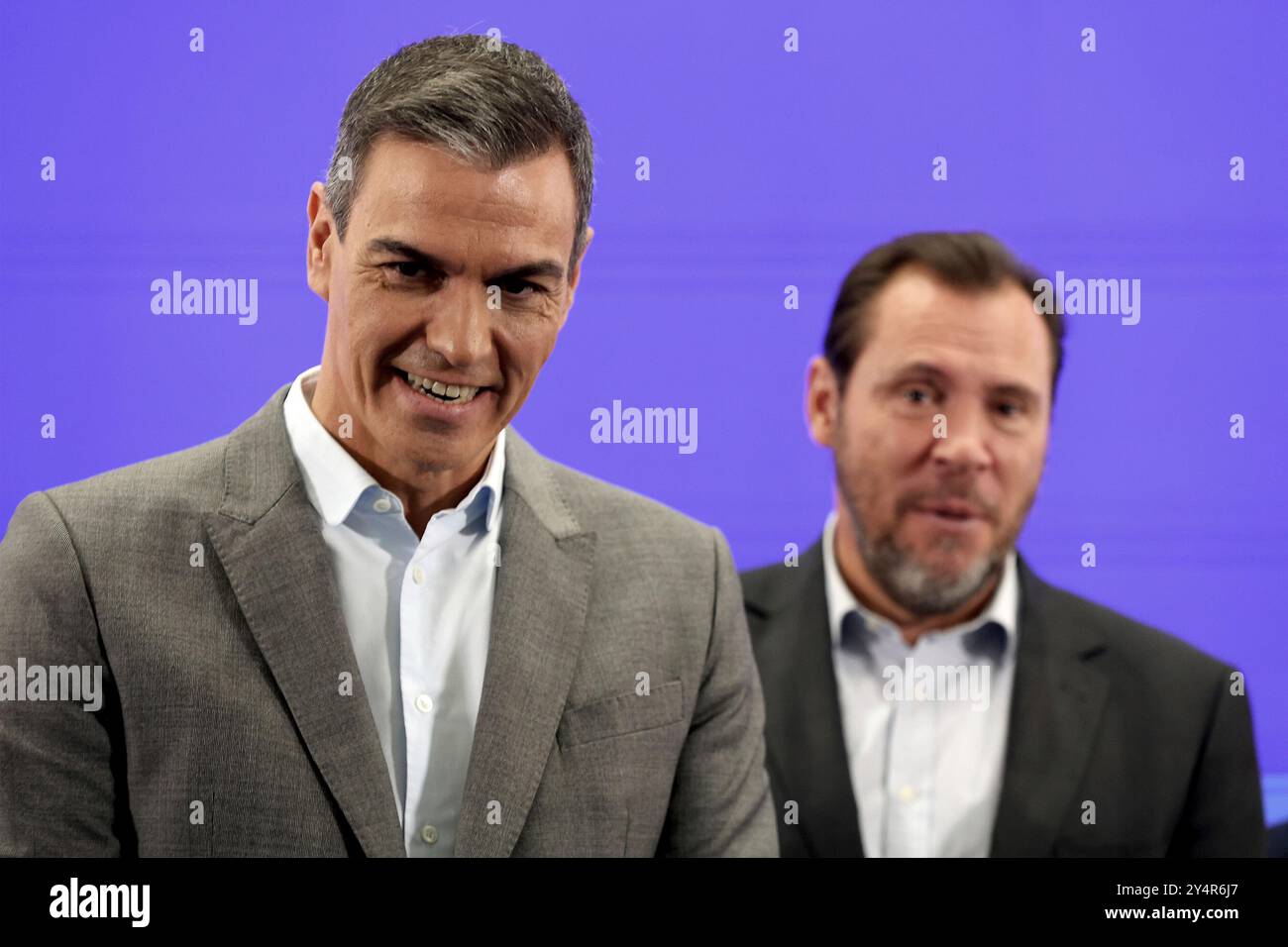 Madrid, Royaume d'Espagne ; 09/12/2024.- Pedro Sánchez, président de l'Espagne au ministère des Transports, lance une campagne pour promouvoir l'utilisation des transports publics comme axe de la nouvelle mobilité quotidienne. Avec 'SCAR Puente, ministre des Transports et de la mobilité durable. Les transports publics contribuent à réduire la pollution, à créer des villes plus conviviales et plus cohésives et à consacrer plus d'espace aux piétons et aux vélos. Ainsi, en 2023 et 2024, il allouera environ 4 000 millions d’euros (environ 2 000 millions d’euros par an) pour aider les citoyens à opter pour ce type de mobilité. Les subventions l'ont fait Banque D'Images