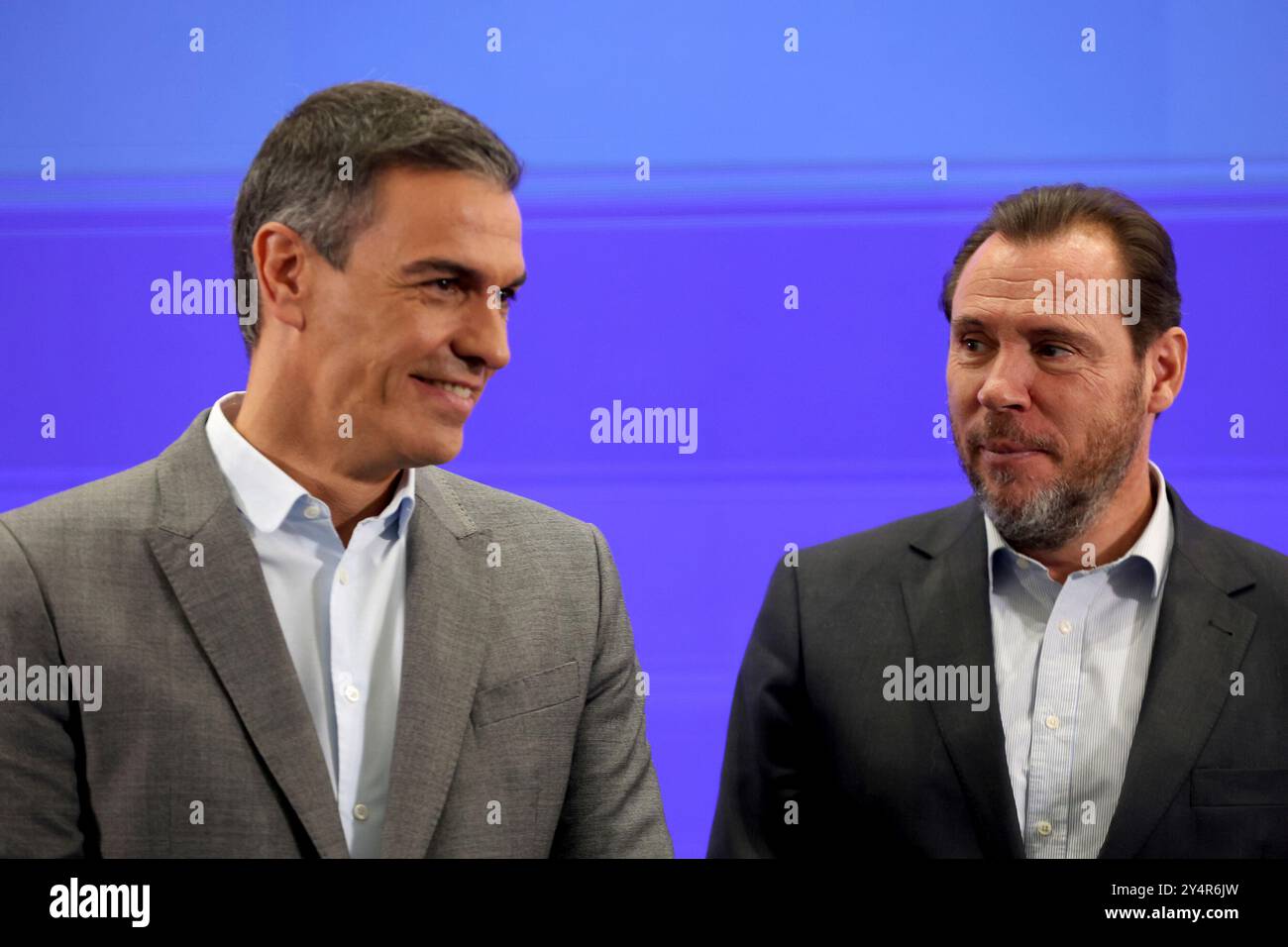 Madrid, Royaume d'Espagne ; 09/12/2024.- Pedro Sánchez, président de l'Espagne au ministère des Transports, lance une campagne pour promouvoir l'utilisation des transports publics comme axe de la nouvelle mobilité quotidienne. Avec 'SCAR Puente, ministre des Transports et de la mobilité durable. Les transports publics contribuent à réduire la pollution, à créer des villes plus conviviales et plus cohésives et à consacrer plus d'espace aux piétons et aux vélos. Ainsi, en 2023 et 2024, il allouera environ 4 000 millions d’euros (environ 2 000 millions d’euros par an) pour aider les citoyens à opter pour ce type de mobilité. Les subventions l'ont fait Banque D'Images