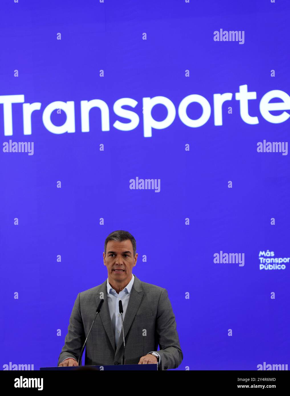 Madrid, Royaume d'Espagne ; 09/12/2024.- Pedro Sánchez, président de l'Espagne au ministère des Transports, lance une campagne pour promouvoir l'utilisation des transports publics comme axe de la nouvelle mobilité quotidienne. Avec 'SCAR Puente, ministre des Transports et de la mobilité durable. Les transports publics contribuent à réduire la pollution, à créer des villes plus conviviales et plus cohésives et à consacrer plus d'espace aux piétons et aux vélos. Ainsi, en 2023 et 2024, il allouera environ 4 000 millions d’euros (environ 2 000 millions d’euros par an) pour aider les citoyens à opter pour ce type de mobilité. Les subventions l'ont fait Banque D'Images