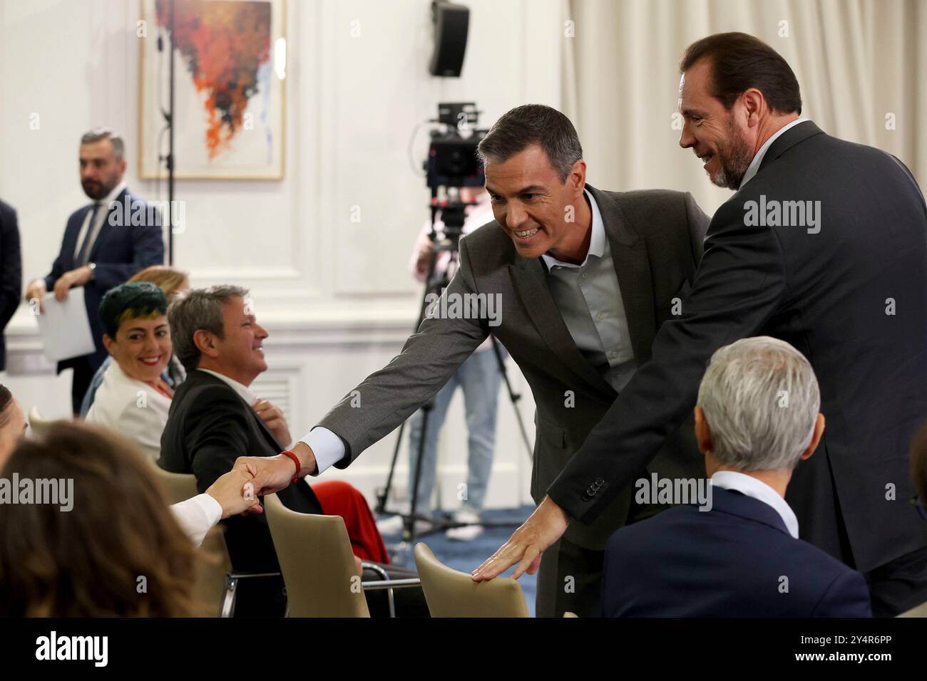 Madrid, Royaume d'Espagne ; 09/12/2024.- Pedro Sánchez, président de l'Espagne au ministère des Transports, lance une campagne pour promouvoir l'utilisation des transports publics comme axe de la nouvelle mobilité quotidienne. Avec 'SCAR Puente, ministre des Transports et de la mobilité durable. Les transports publics contribuent à réduire la pollution, à créer des villes plus conviviales et plus cohésives et à consacrer plus d'espace aux piétons et aux vélos. Ainsi, en 2023 et 2024, il allouera environ 4 000 millions d’euros (environ 2 000 millions d’euros par an) pour aider les citoyens à opter pour ce type de mobilité. Les subventions l'ont fait Banque D'Images