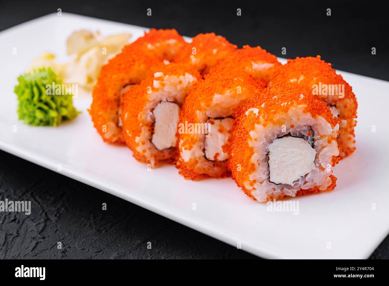 Plan macro de rouleaux de sushi maki californiens avec riz Banque D'Images