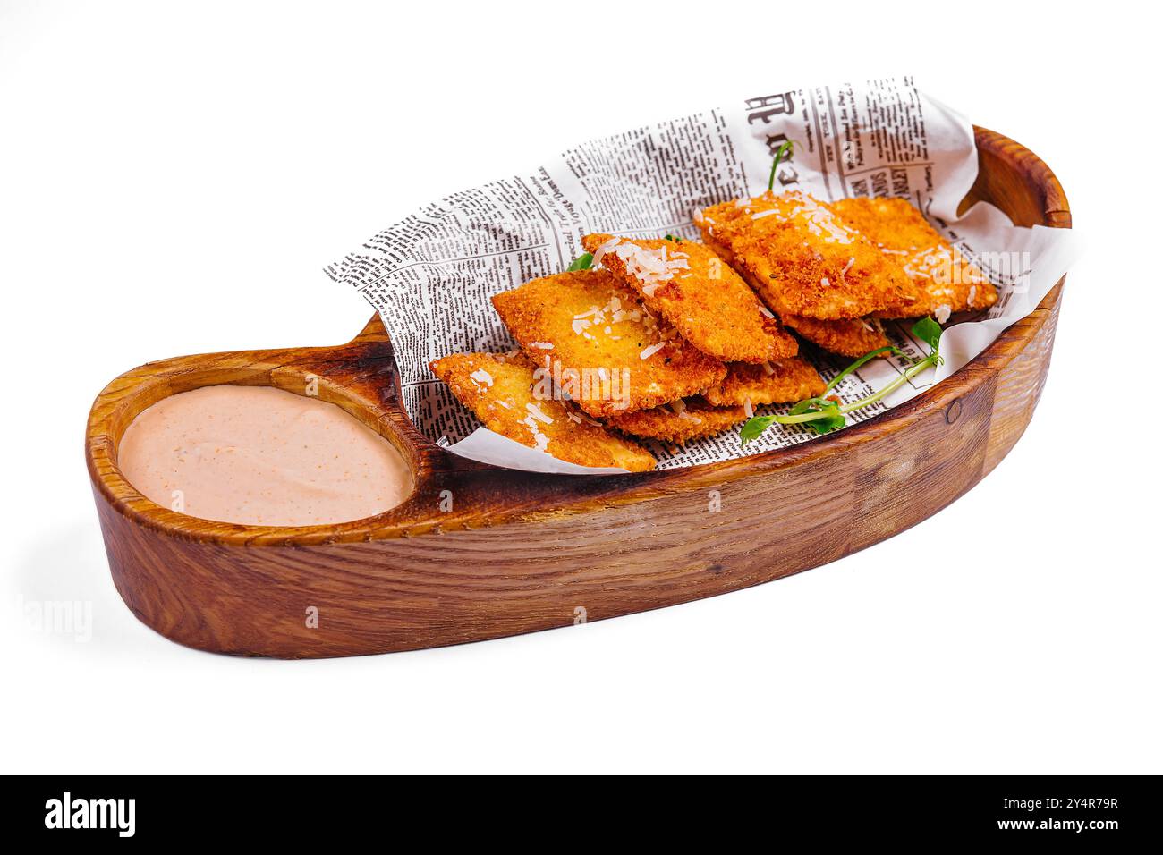Empanadas au fromage frit sur planche de bois Banque D'Images