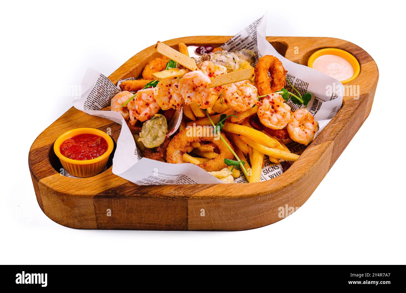 assiette de fruits de mer frits sur plateau en bois Banque D'Images