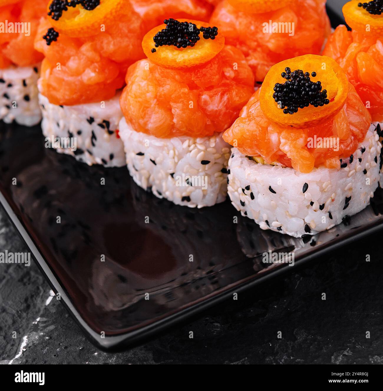 Maki Sushi - rouleau garni de saumon épicé tranché Banque D'Images