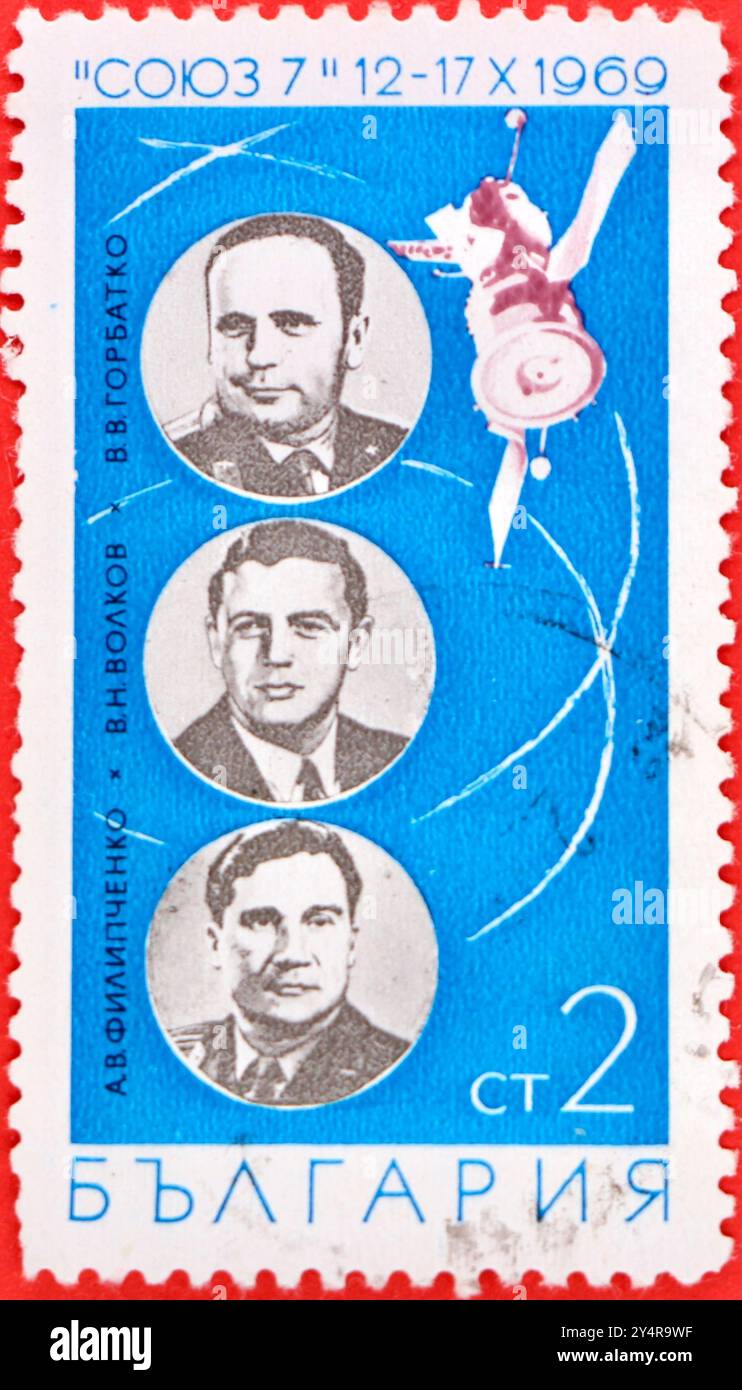 Photo d'un timbre-poste bulgare de 1969 2 stotinka avec une illustration des cosmonautes Soyouz 7 Anatoly Filipchenko Vladislav Volkov et Viktor Gorbatko Banque D'Images