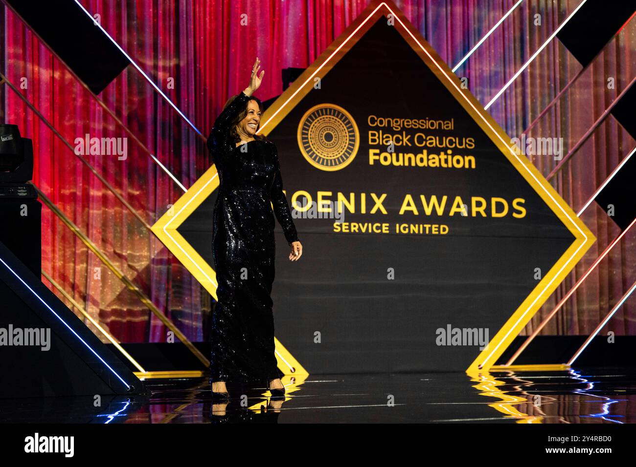 Washington, DC, États-Unis. 14 septembre 2024. Le vice-président des États-Unis Kamala Harris, le candidat du Parti démocrate 2024 à la présidence des États-Unis, arrive sur scène lors du dîner des Phoenix Awards 2024 à Washington, DC, États-Unis, le samedi 14 septembre, 2024. le dîner, organisé par le Congressional Black Caucus (CBC) et la Congressional Black Caucus Foundation (CBCF), rend hommage au travail accompli par les deux groupes pour faire respecter les normes et institutions démocratiques et tracer la voie du progrès pour les Noirs américains. Crédit : Kent Nishimura/Pool via CNP/dpa/Alamy Live News Banque D'Images