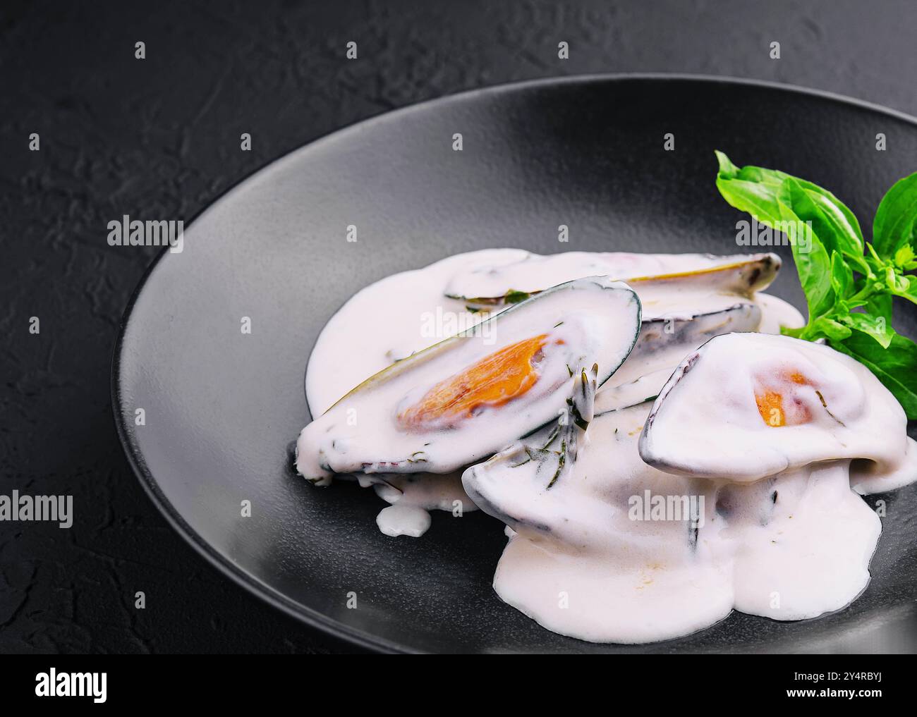 moules dans une sauce crémeuse au fromage bleu et basilic Banque D'Images