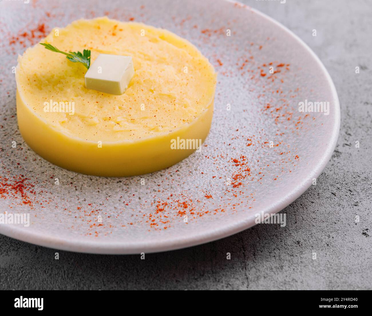 Purée de pommes de terre avec beurre sur l'assiette Banque D'Images