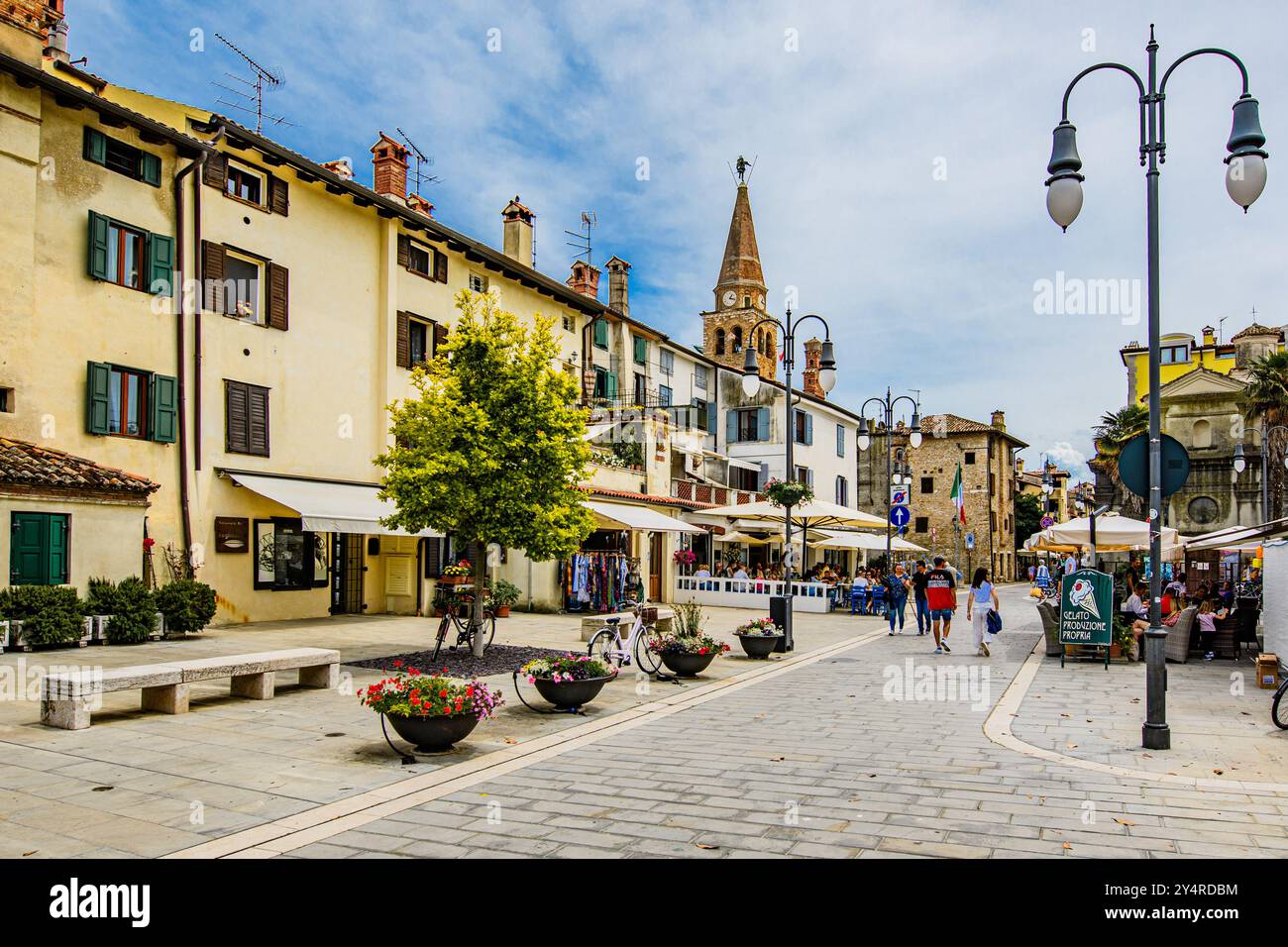 GRADO, ITALIE – 2 JUIN 2024 : rue centrale de Grado, une charmante ville balnéaire connue pour son architecture historique et sa vie locale animée. Un populaire à Banque D'Images