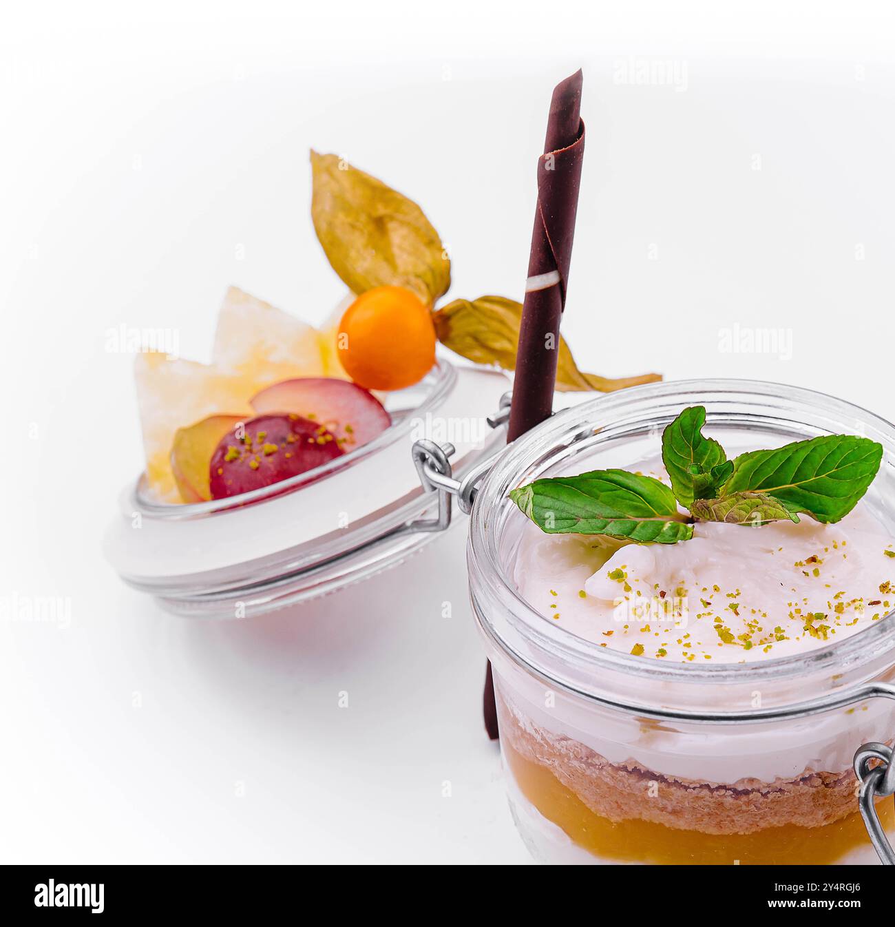 Tiramisu dans un verre avec de la mangue Banque D'Images