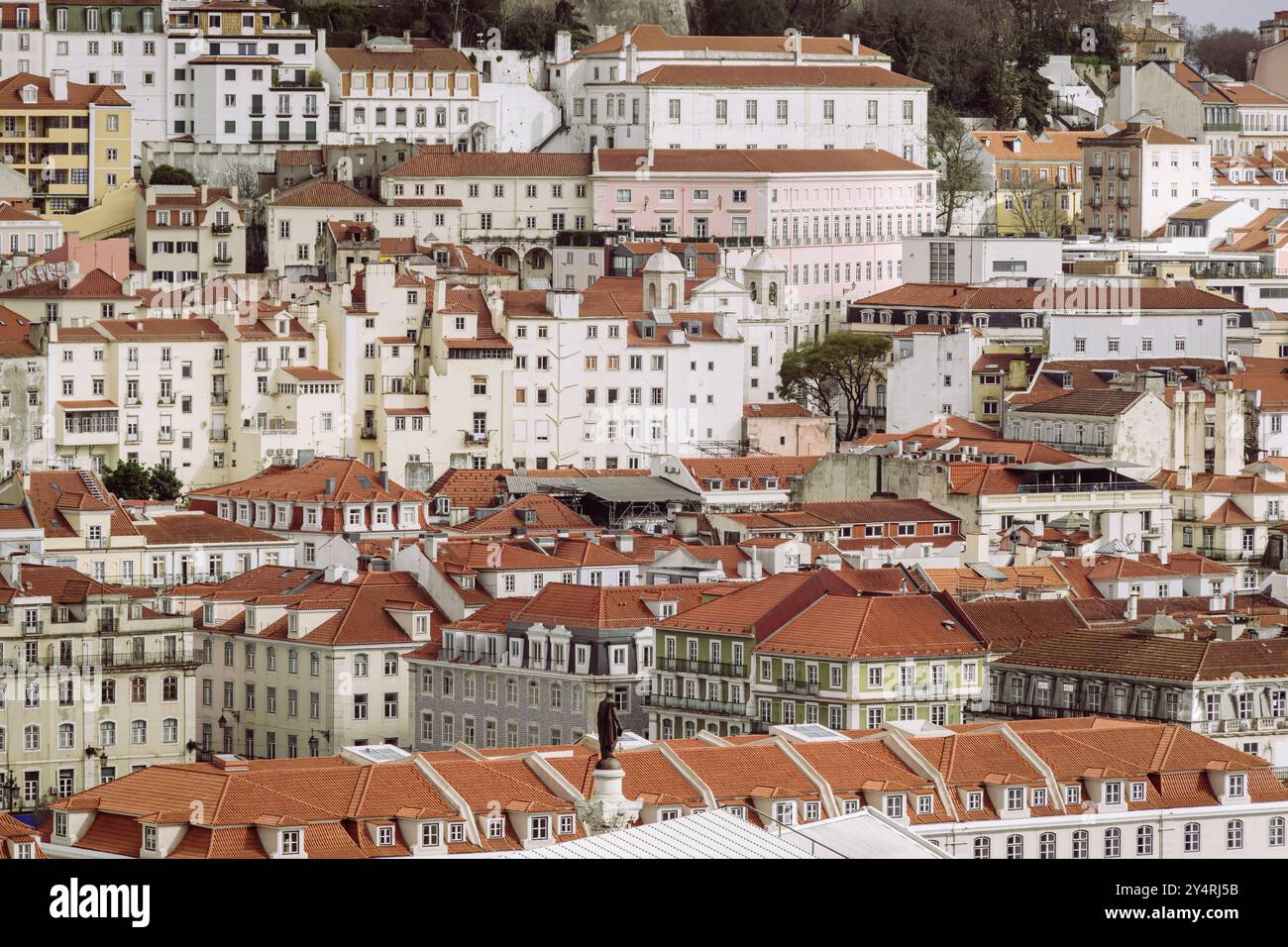 Charme historique de Lisbonne : une vue panoramique de l'architecture intemporelle (Portugal) Banque D'Images