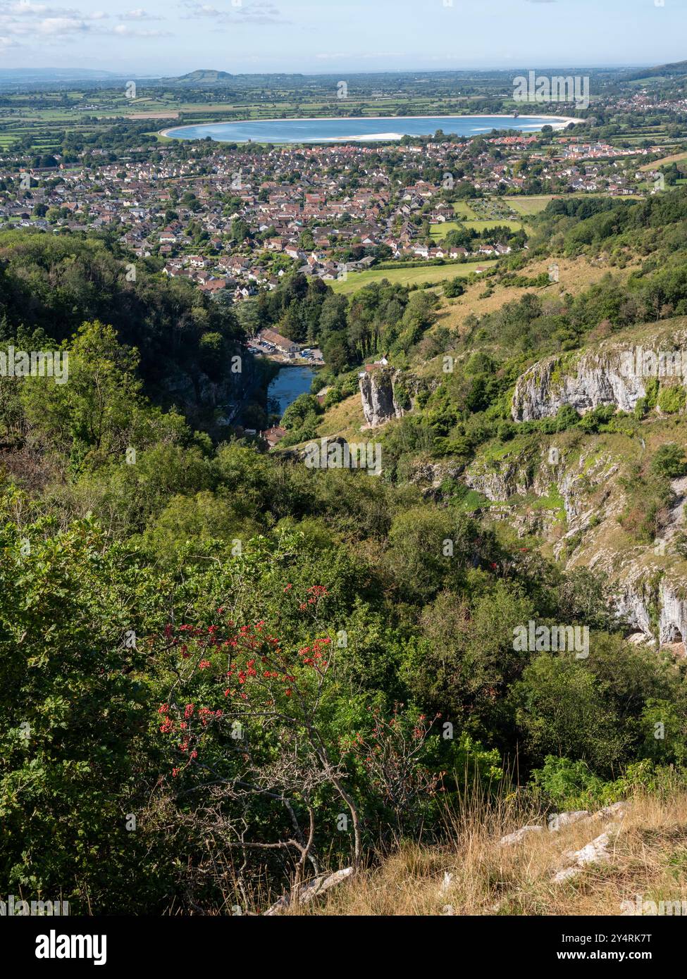 Septembre 2024 - vue sur la gorge et sur le village jusqu'au réservoir, région de Cheddar gorge, Somerset, Angleterre, Royaume-Uni. Banque D'Images