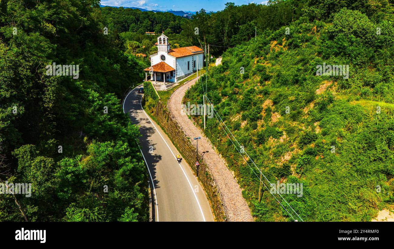 CERVIGNANO DEL FRIULI, ITALIE – 22 JUILLET 2024 : cycliste circulant sur le tinéraire de l'Alpe Adria dans le nord-est de l'italie Banque D'Images