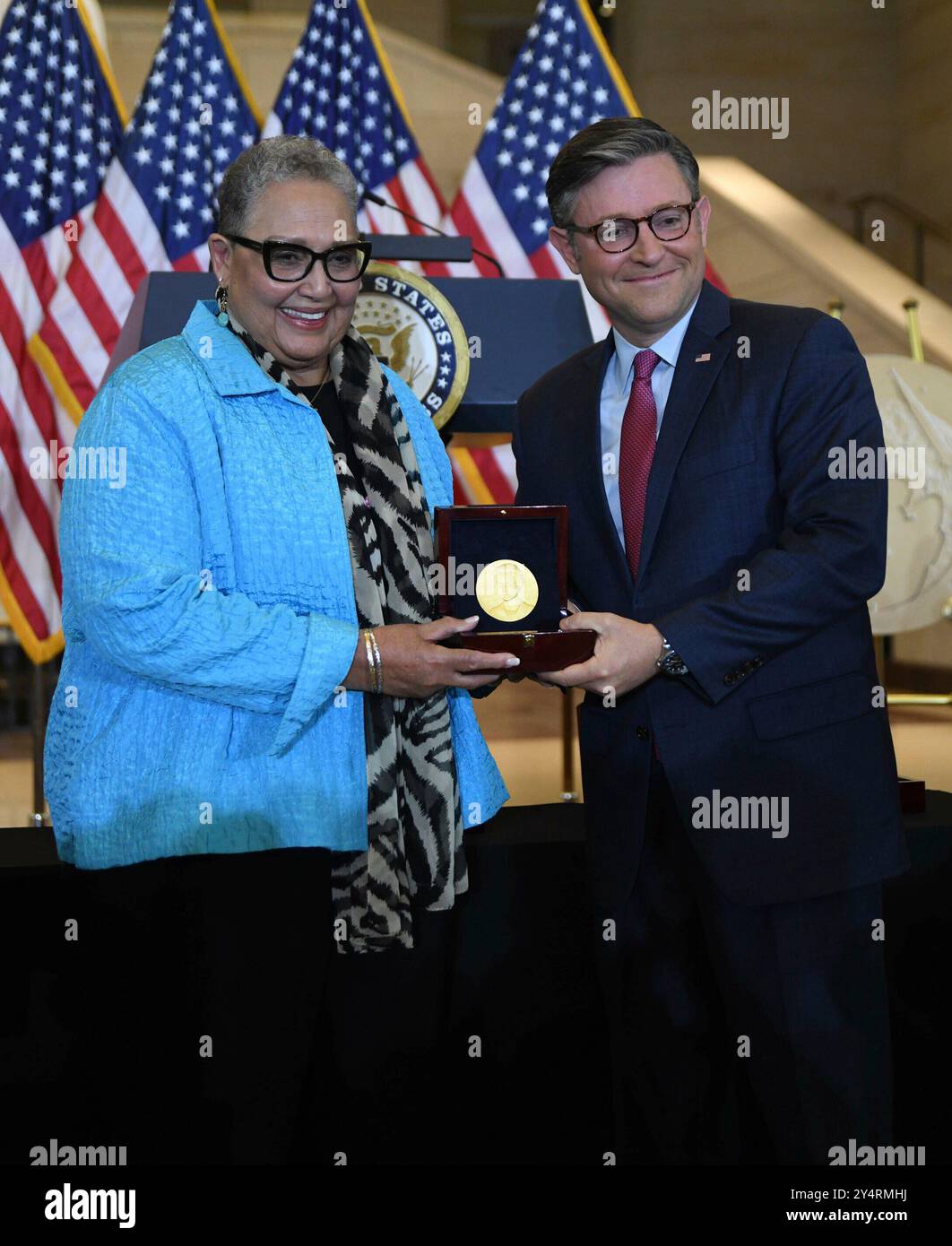 Washington, DC. 18 septembre 2024. Ann Hammond, fille de Dorothy Vaughan de la NASA, reçoit une médaille d'or du Congrès des mains du président de la Chambre des représentants des États-Unis Mike Johnson (républicain de Louisiane) lors de la cérémonie de la médaille d'or des figures cachées dans le hall de l'émancipation du Capitole des États-Unis à Washington, DC, le 18 septembre 2024. Crédit : Mattie Neretin/CNP/dpa/Alamy Live News Banque D'Images