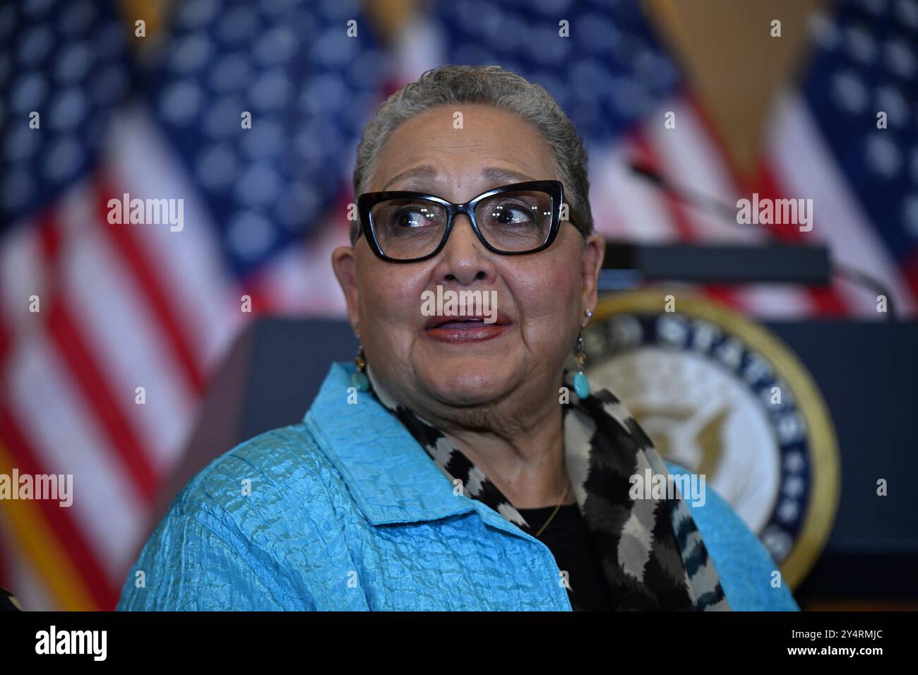 Washington, DC. 18 septembre 2024. Ann Hammond, fille de Dorothy Vaughan, de la NASA, reçoit une médaille d'or du Congrès de la part du président de la Chambre des représentants des États-Unis Mike Johnson (républicain de Louisiane) lors de la cérémonie de la médaille d'or des figures cachées dans le hall de l'émancipation au Capitole des États-Unis à Washington, DC, le 18 septembre 2024. Crédit : Mattie Neretin/CNP/dpa/Alamy Live News Banque D'Images