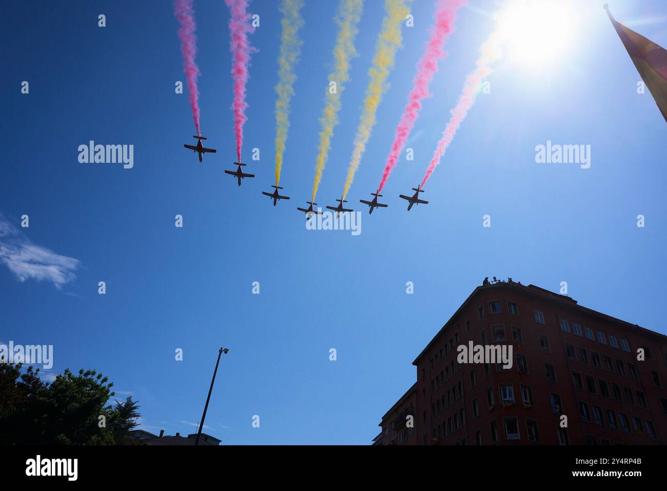 La patrouille Eagle passe au-dessus des têtes lors de la Journée des Forces armées le 25 mai 2024 à Oviedo, en Espagne. Banque D'Images