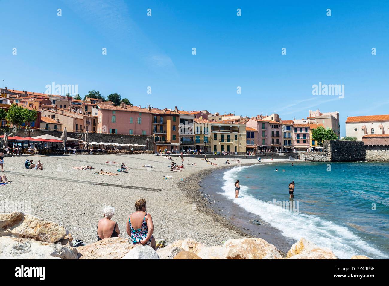 Collioure, France - 17 juin 2024 : plage avec des gens autour de Collioure ou Cotlliure, village de pêcheurs de France Banque D'Images