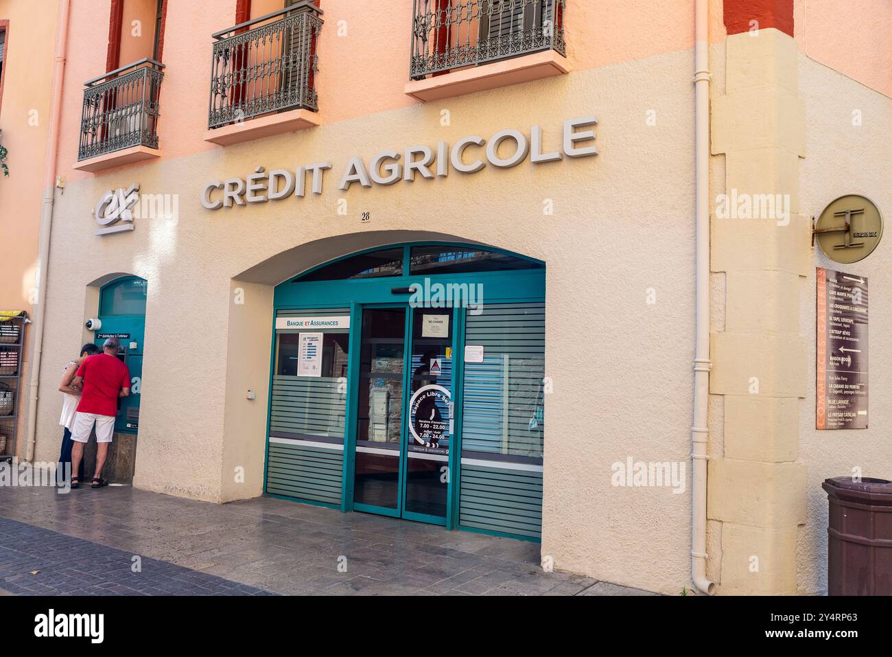 Collioure, France - 17 juin 2024 : signe et logo Bureau de la banque crédit agricole avec des personnes autour à Collioure, Cotlliure, France, Banque D'Images