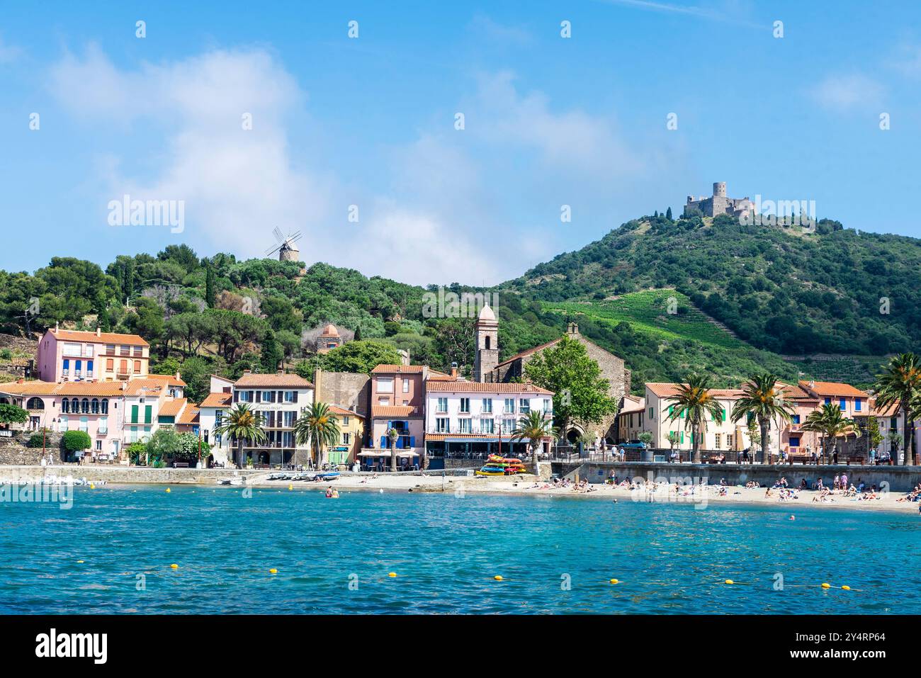 Collioure, France - 17 juin 2024 : plage avec des gens autour de Collioure ou Cotlliure, village de pêcheurs de France Banque D'Images