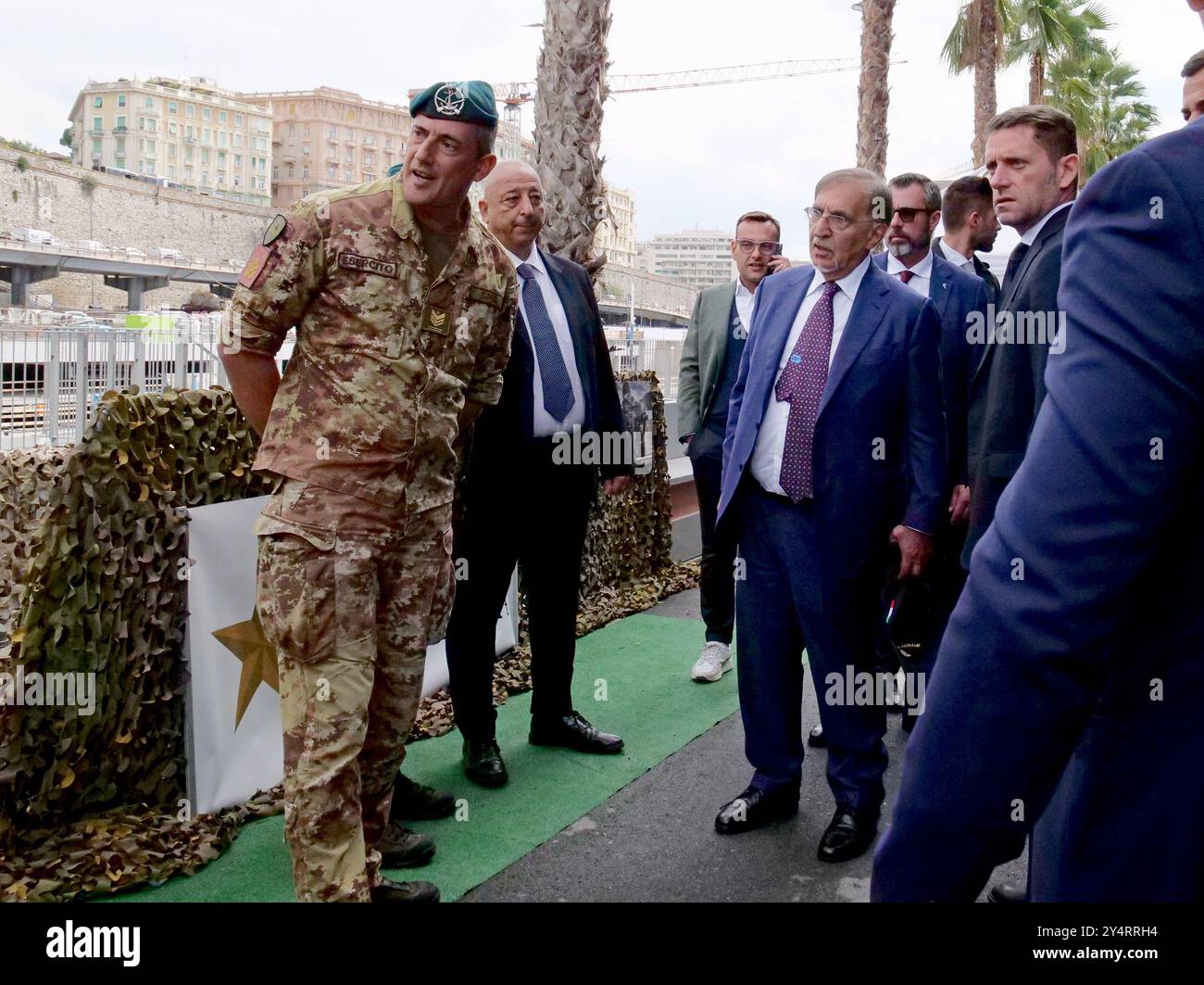 Gênes - Gênes 19/2024 : le Président du Sénat de la République italienne Ignazio la Russa salue et blague avec les hommes de l'armée italienne présents à la foire avec des hommes et des véhicules. Usage éditorial uniquement Banque D'Images
