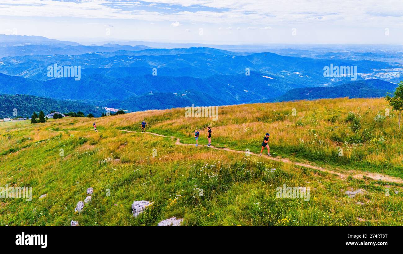 MATAJUR, ITALIE – 23 JUILLET 2024 : les gens font du trekking au Mont Matajur, un point de repère pour les activités en plein air dans la région du Frioul Banque D'Images